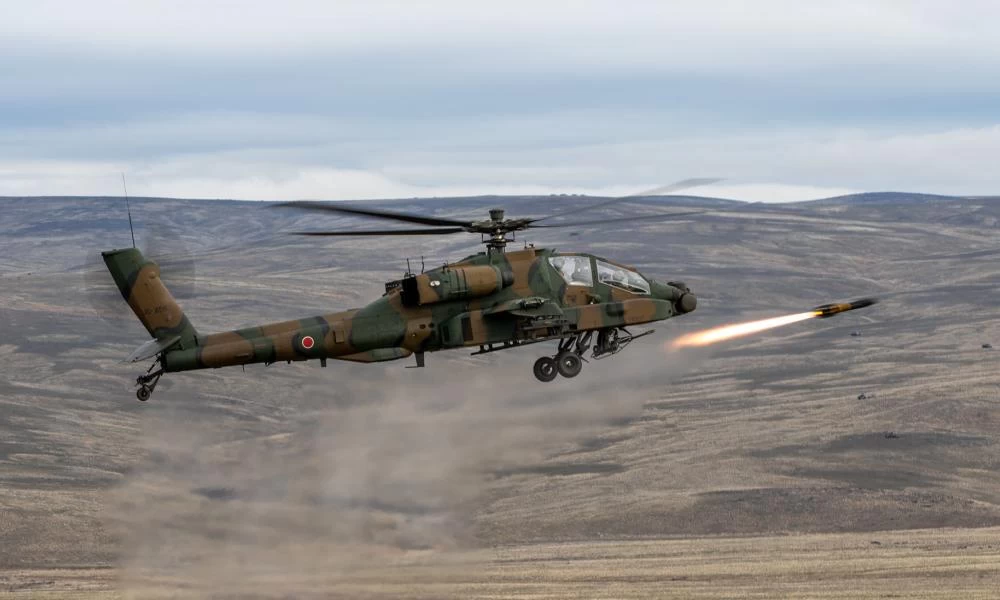 Συνδυαστικές βολές πυραύλων Hellfire από ελικόπτερα Απάτσι AH-64 των ΗΠΑ και της Ιαπωνίας (εικόνες-βίντεο)